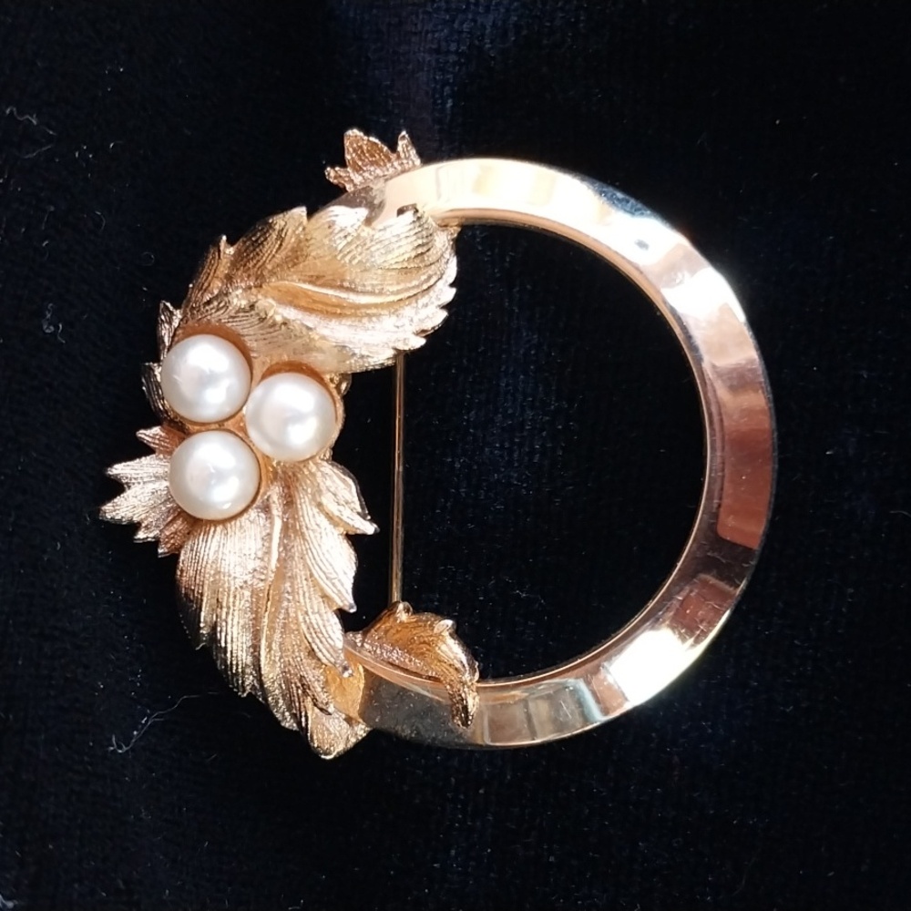 Vintage Sarah Coventry Gold Tone and Pearl Brooch, Classic Coat Pin
